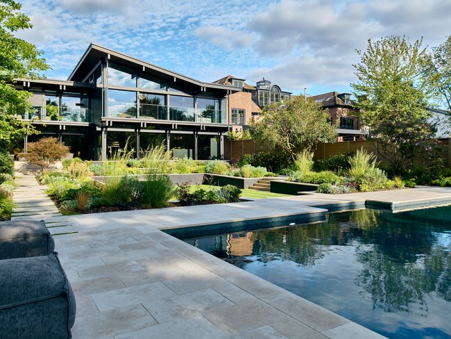 Innovative HUF Hausarchitektur mit hochwertiger Ausstattung und Pool