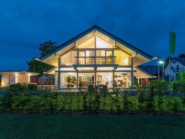 Futuristisches Haus mit Pflanzen und Garten bei Nacht