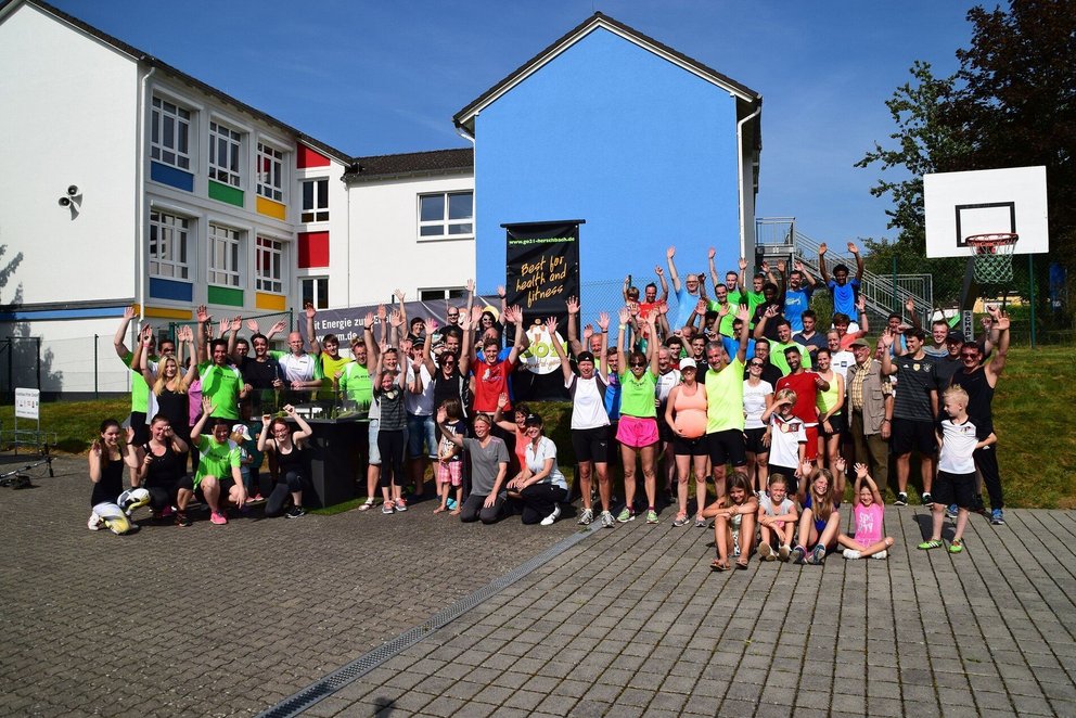 Menschen versammeln sich für ein Gruppenfoto im Freien