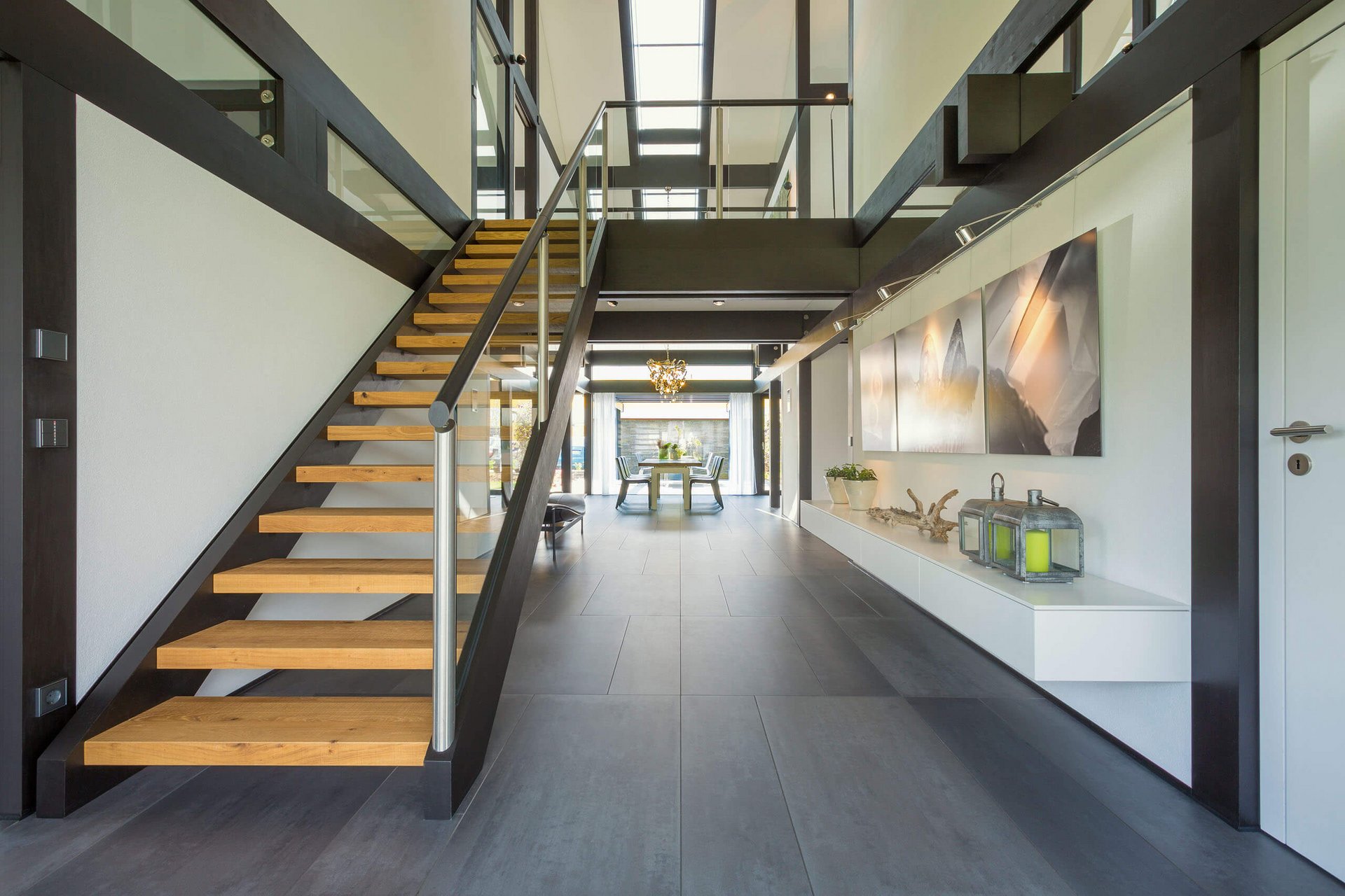 Eleganter Innenraum mit Holztreppe und modernem Design