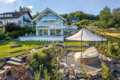 Modernes Haus mit Garten und Pavillon in ruhiger Lage