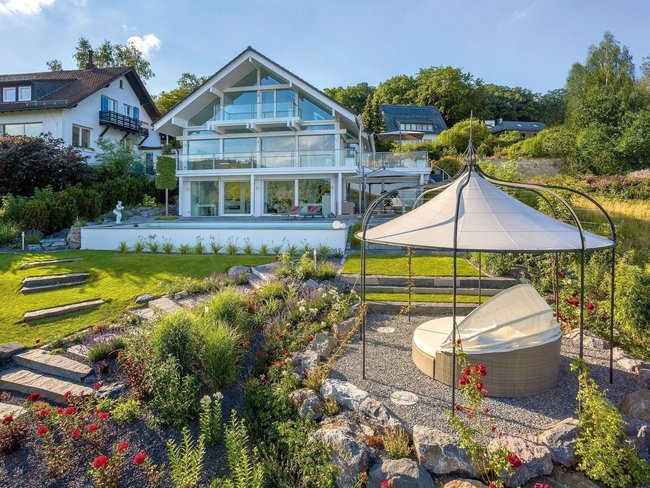 Modernes Haus mit Garten und Pavillon in ruhiger Lage