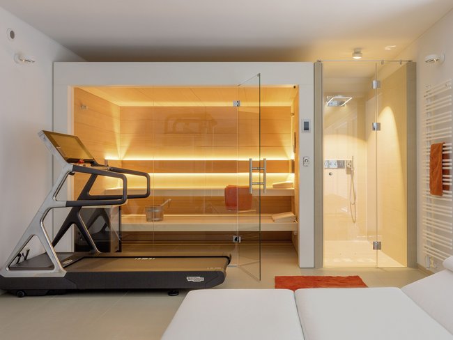 Luxuriöse Sauna mit Fitnessbereich in elegante Fachwerk-Villa