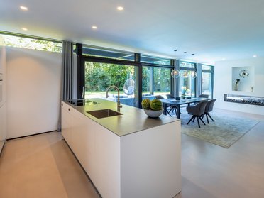 Lichtdurchflutetes Architektenhaus mit modernem Design Helle Küche und Essbereich in einem modernen Architektenhaus