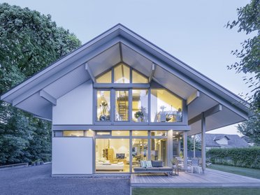 Gemütliches Familienhaus mit moderner Architektur und großem Garten