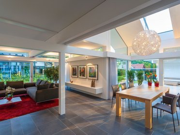 Helles, modernes Wohnzimmer mit Sitzbereich und Esstisch