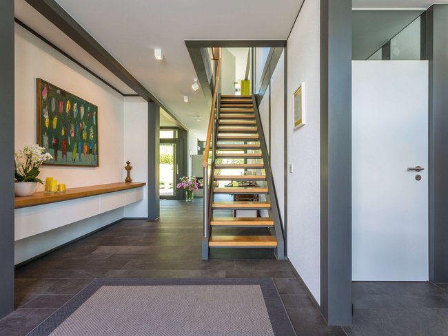 Eingangsbereich eines modernen Fachwerkhauses mit Treppe
