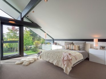 Modernes Schlafzimmer in Fachwerkhaus mit Panoramablick Helles Schlafzimmer mit Blick auf Garten und Glasbalkon