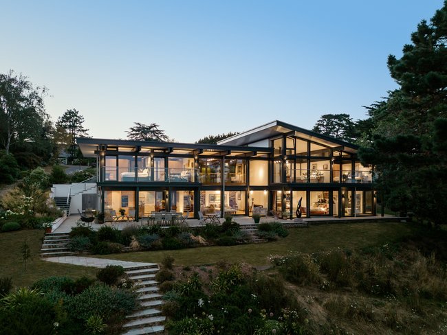 Spektakuläres Fachwerkhaus mit Meerblick Moderne Architektur mit großen Fenstern und Gartenlandschaft