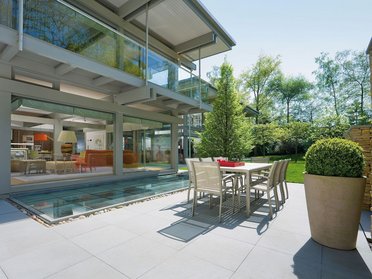 Modernes Flachdach Traumhaus mit Gartenansicht Exklusiver Lebensraum mit klaren Linien und hochwertiger Architektur