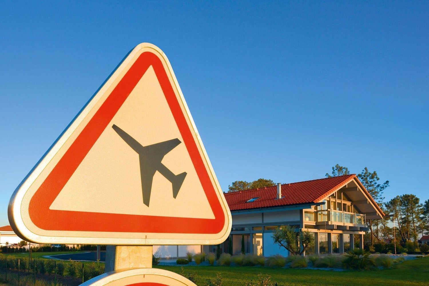 HUF Haus neben einem Verkehrsschild für Flugzeuge