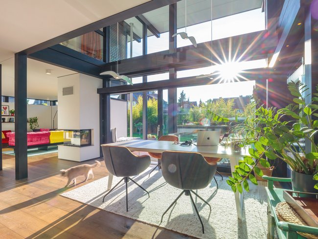 Modernes Designhaus mit Flachdach und Lichtspiel Helles Interieur eines modernen Hauses mit Flachdach und Sonnenschein