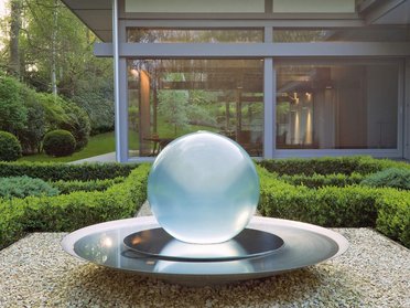 Modernes Flachdachhaus mit stilvoller Gartenlandschaft Exklusiver Lebensraum mit Glas-Skulptur im Garten