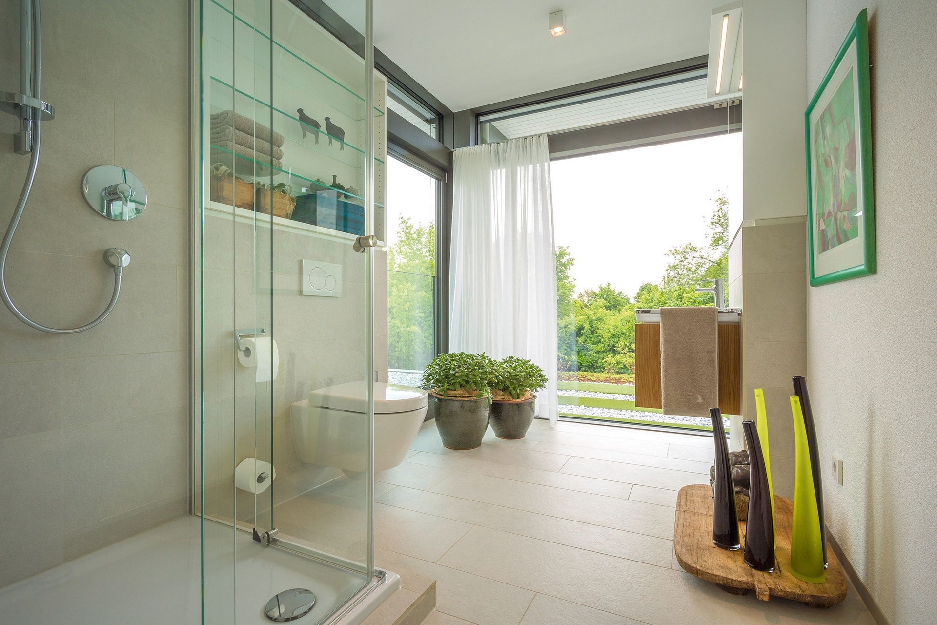 Helles Badezimmer mit Dusche, Pflanzen und natürlichem Licht