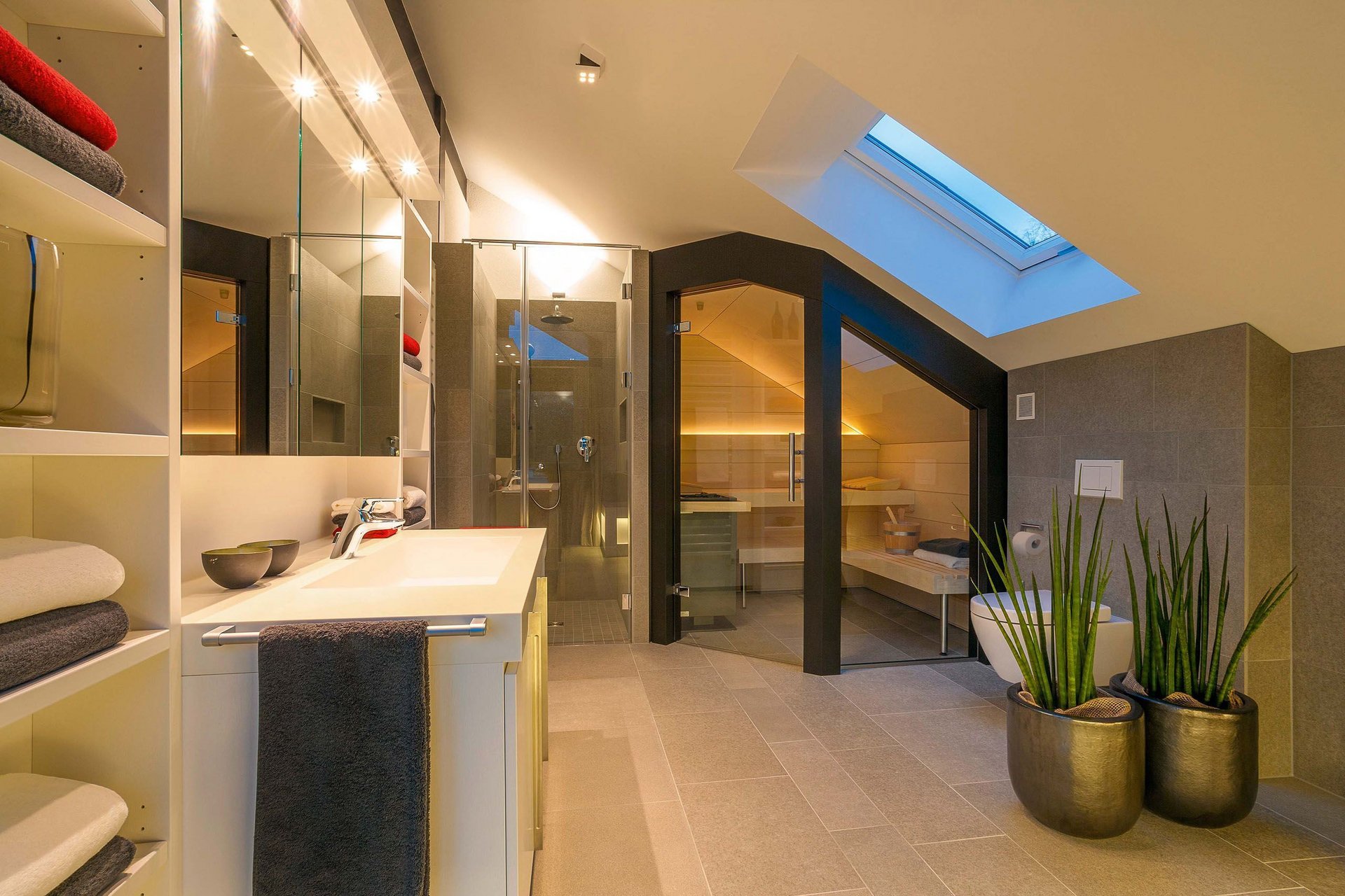 HUF Haus modum 810 Musterhaus Wuppertal 5 Geräumiges Badezimmer mit Dusche, Badewanne und modernen Elementen