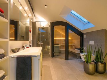 HUF Haus modum 810 Musterhaus Wuppertal 5 Geräumiges Badezimmer mit Dusche, Badewanne und modernen Elementen