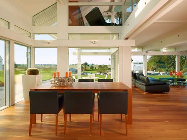 HUF HAUS ART 4: Modernes Fachwerkhaus Interieur Lichtdurchfluteter Wohnraum mit Essbereich und moderner Einrichtung