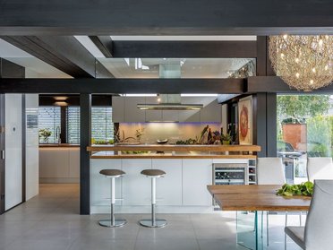 Moderne Kücheneinrichtung in transparentem Fachwerkhaus Hochwertige Küche mit Holz-Glas-Elementen in Traumhaus-Umgebung