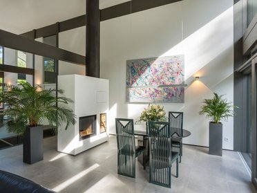 Helles Interieur eines Architektenhauses mit modernem Design