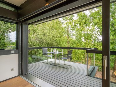 HUF Haus mit Balkon und Fenster zur Natur, moderne Gestaltung