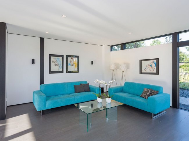 HUF house modum 810 19 Helles Wohnzimmer mit blauen Sofas und moderner Einrichtung