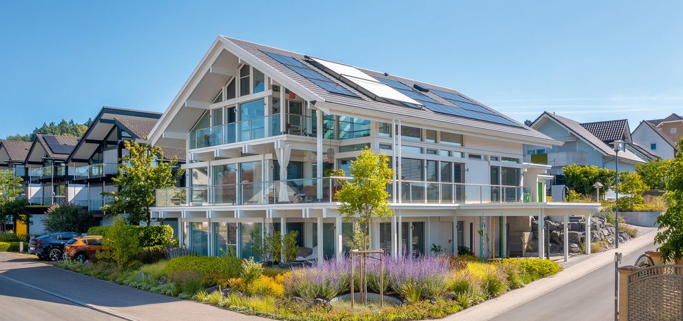 Hochwertiges Fachwerkhaus mit Glasfront und Solardach