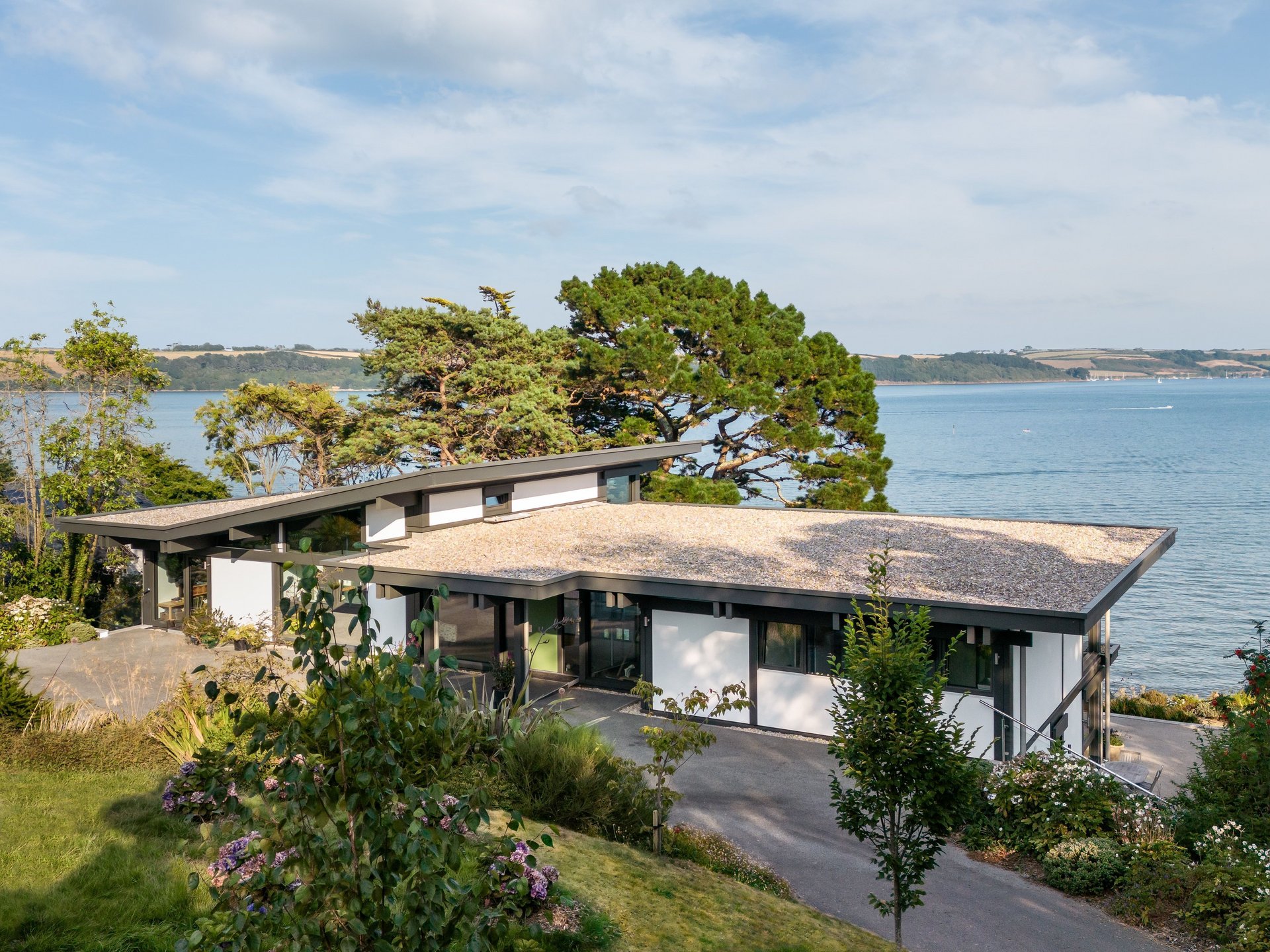 Spektakuläres Fachwerkhaus mit Meerblick Moderne Architektur mit Blick auf das Wasser und Umgebung