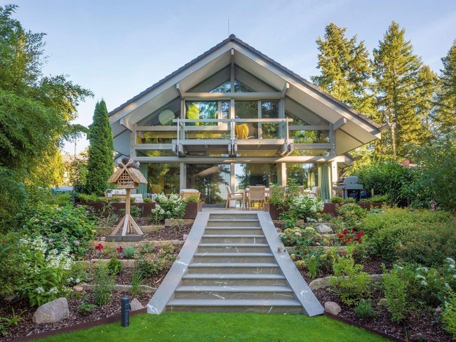 Modernes HUF Haus mit Anbau und Poolhaus Ansicht eines HUF Hauses mit neuem Giebel, Poolhaus und Garagenanlage.