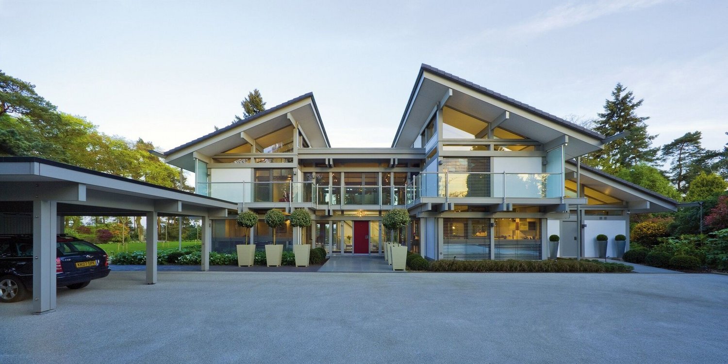 Ein modernes Einfamilienhaus mit innovativer Architektur und Garten