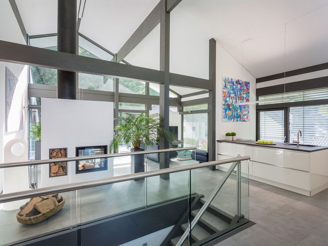 Heller Wohnbereich in einem modernen Architektenbungalow