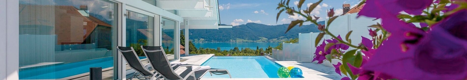 Moderne Architektur mit atemberaubender Aussicht Terrassengarten mit Pool und Blick auf sanfte Hügel und See