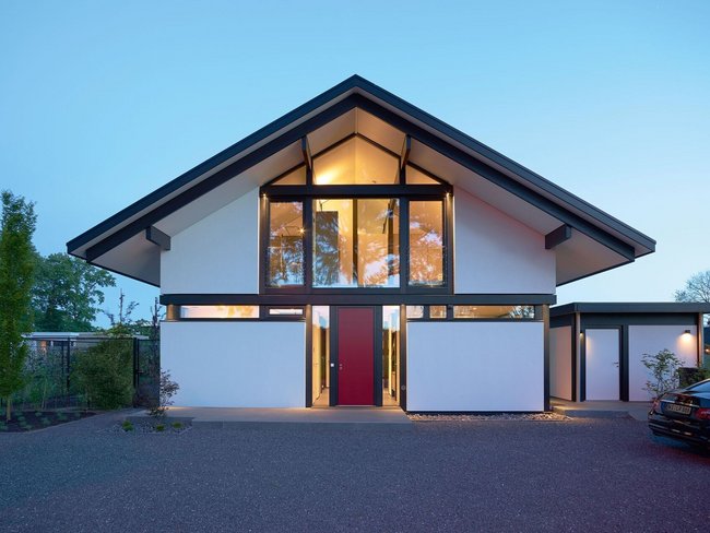 HUF house modum 810 6 Ansicht eines Architektenhauses bei Dämmerung mit klaren Linien.