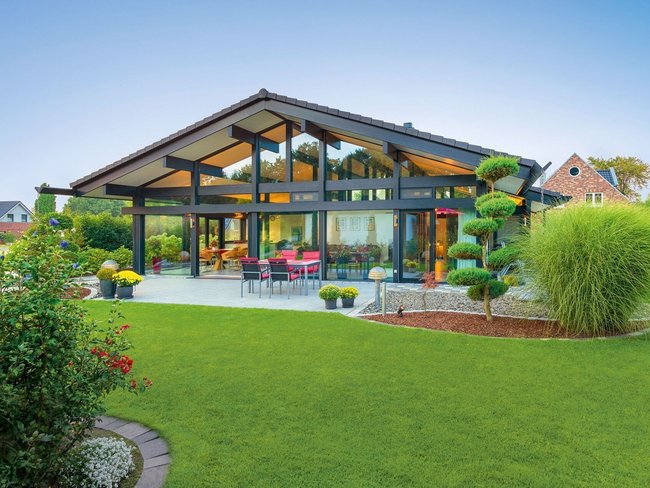 Modernes Bungalow-Wohnkonzept mit großem Garten und Glasfront