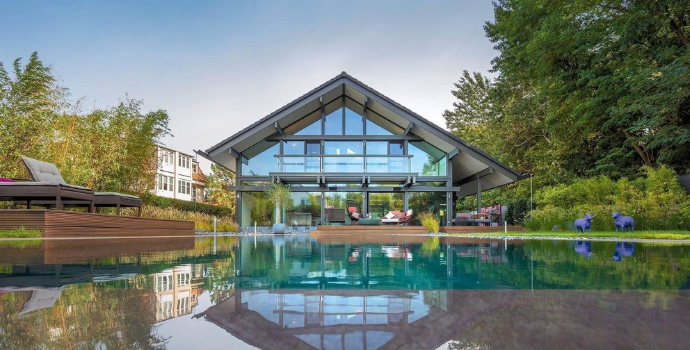 Architektonisches Design einer Villa mit spiegelndem Pool und Umgebung