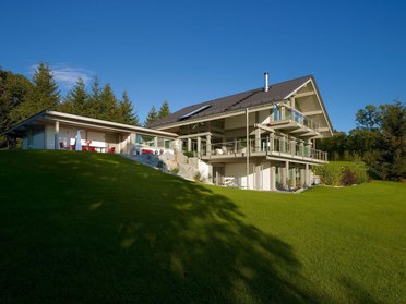 Exklusives HUF HAUS in moderner Fachwerkbauweise Energieeffizientes Architektenhaus mit Glasflächen und eleganter Ausstattung
