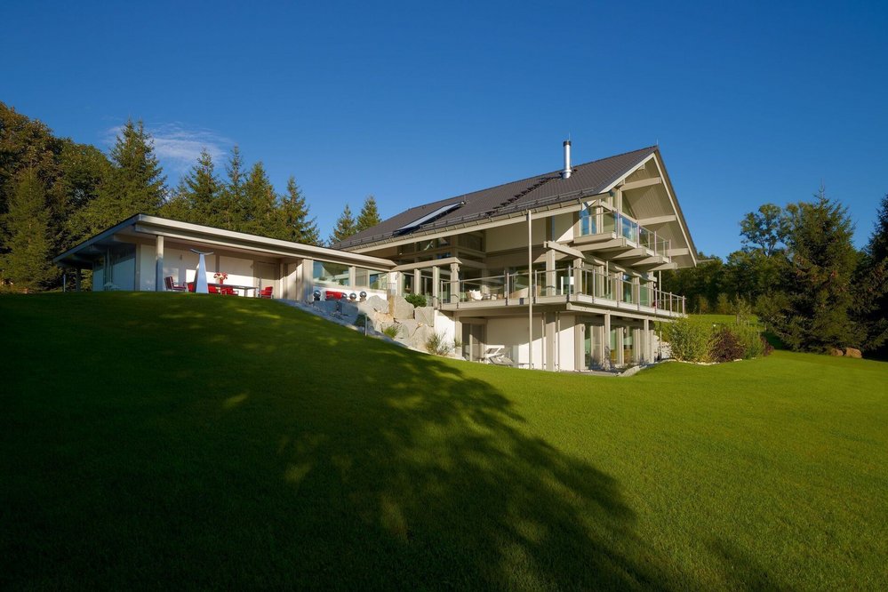 Exklusives HUF HAUS in moderner Fachwerkbauweise Energieeffizientes Architektenhaus mit Glasflächen und eleganter Ausstattung