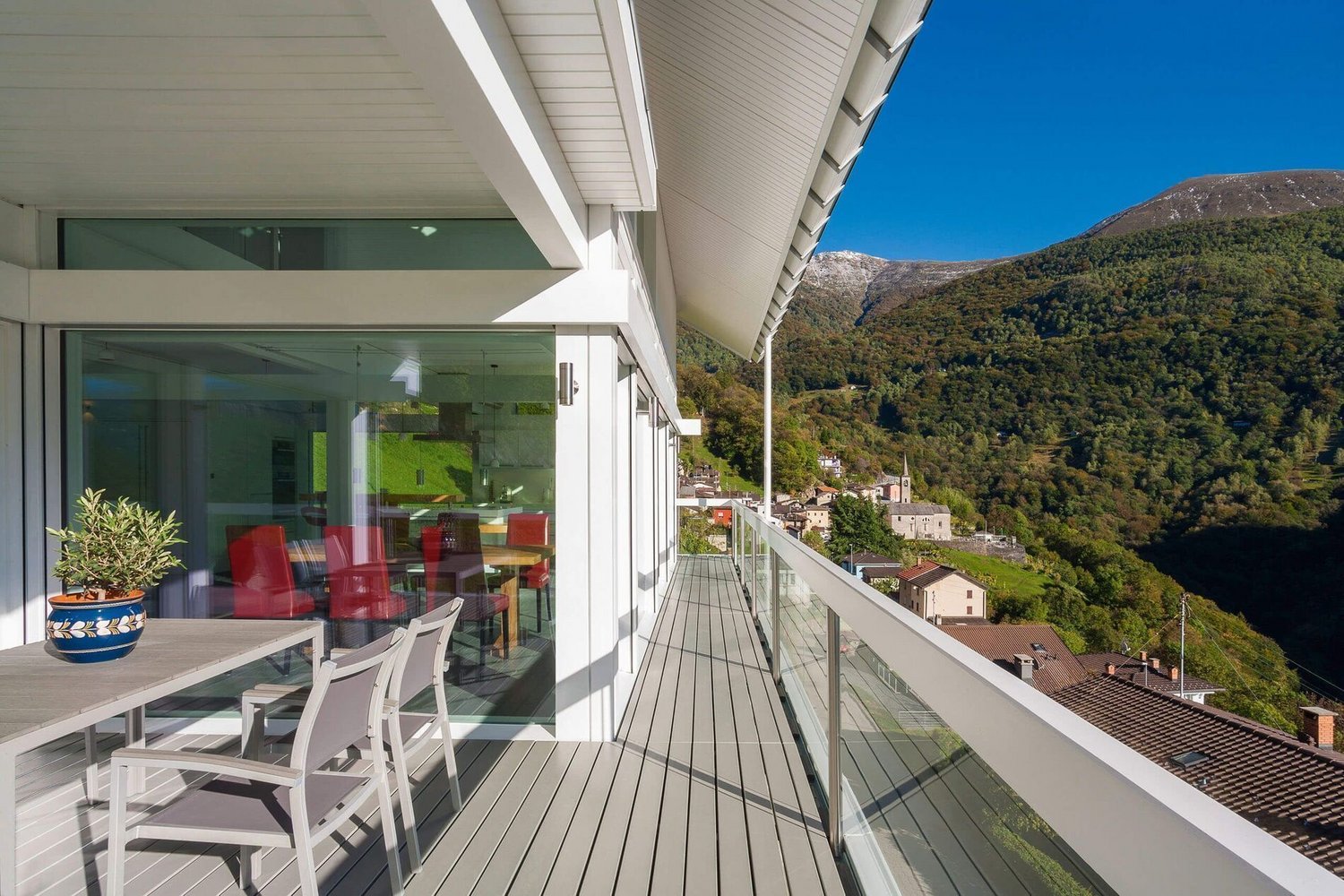 Moderner Balkon mit Blick auf die Landschaft und das Haus im Hang integriert