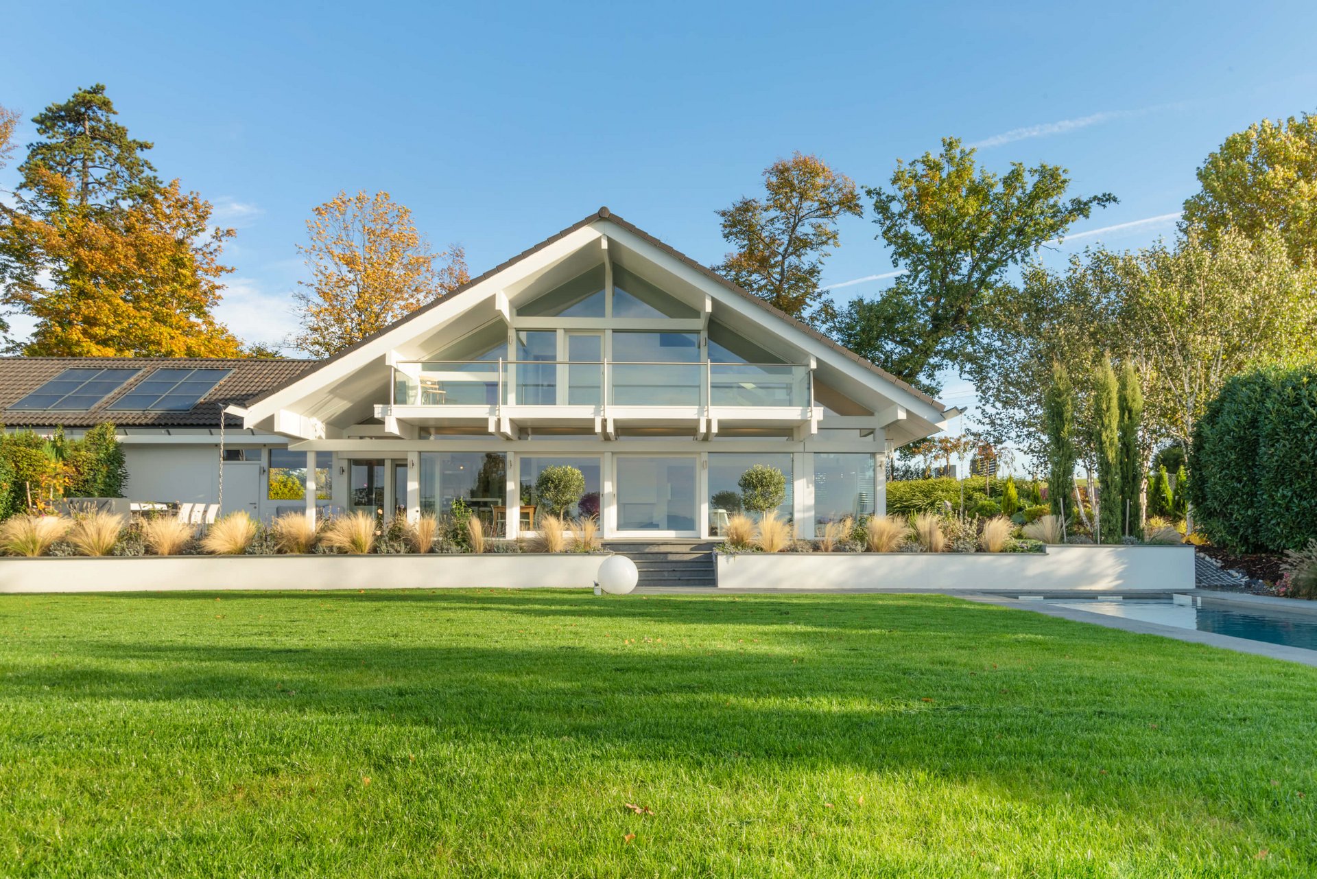 Elegantes Haus mit Fachwerk und modernem Design in grüner Umgebung