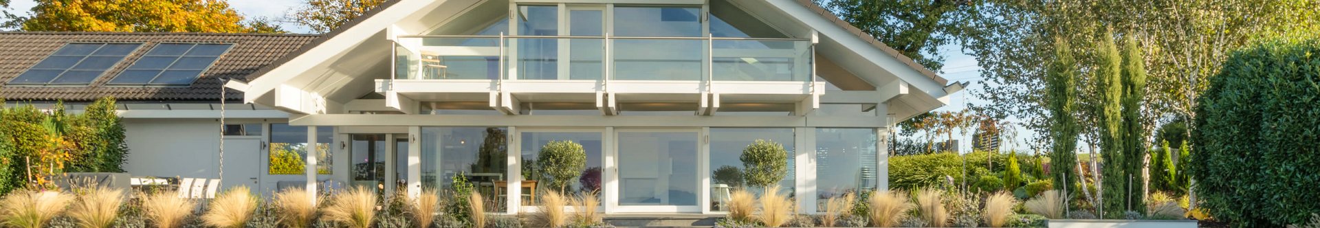 Moderne Fachwerkarchitektur von HUF HAUS Elegantes Haus mit Fachwerk und modernem Design in grüner Umgebung