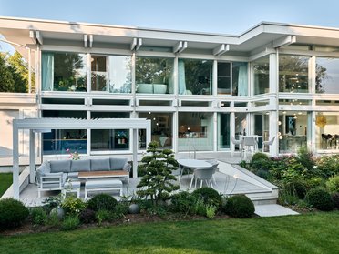 Architektenhaus mit moderner Gestaltung und Gartenlandschaft