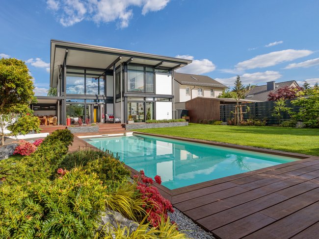 Modernes Designhaus mit Flachdach und Schwimmbad HUF modum Flachdachhaus mit Pool in moderner Umgebung