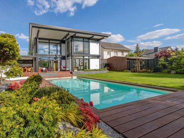 Modernes Designhaus mit Flachdach und Schwimmbad HUF modum Flachdachhaus mit Pool in moderner Umgebung