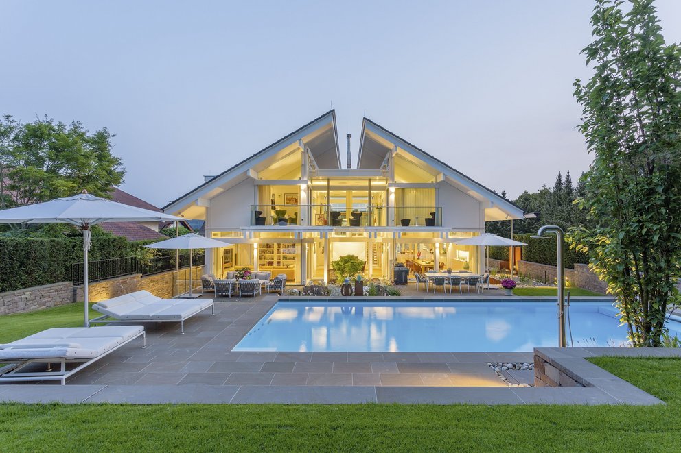 Moderne Fachwerk-Villa mit Swimmingpool und Gartenansicht