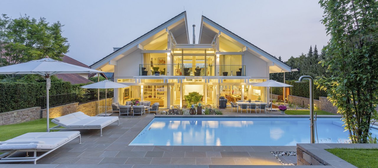 Fachwerk-Villa mit Gartenparadies und Pool Moderne Fachwerk-Villa mit Swimmingpool und Gartenansicht