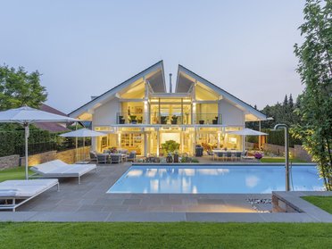 Moderne Fachwerk-Villa mit Swimmingpool und Gartenansicht