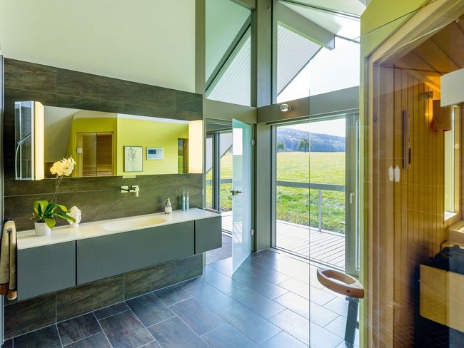 Geräumiges Badezimmer mit Blick auf die umliegende Landschaft