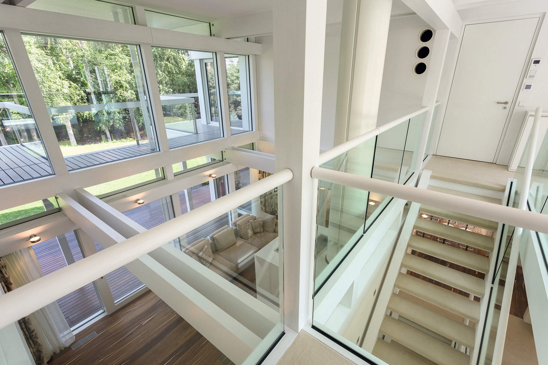 Innenansicht eines modernen Hauses mit Treppen und großen Fenstern