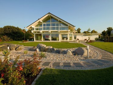 Fachwerkhaus HUF HAUS ART 4 im Garten Modernes Fachwerkhaus mit großzügiger Glasfront und Gartenlandschaft