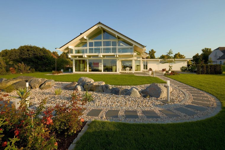 Fachwerkhaus HUF HAUS ART 4 im Garten Modernes Fachwerkhaus mit großzügiger Glasfront und Gartenlandschaft