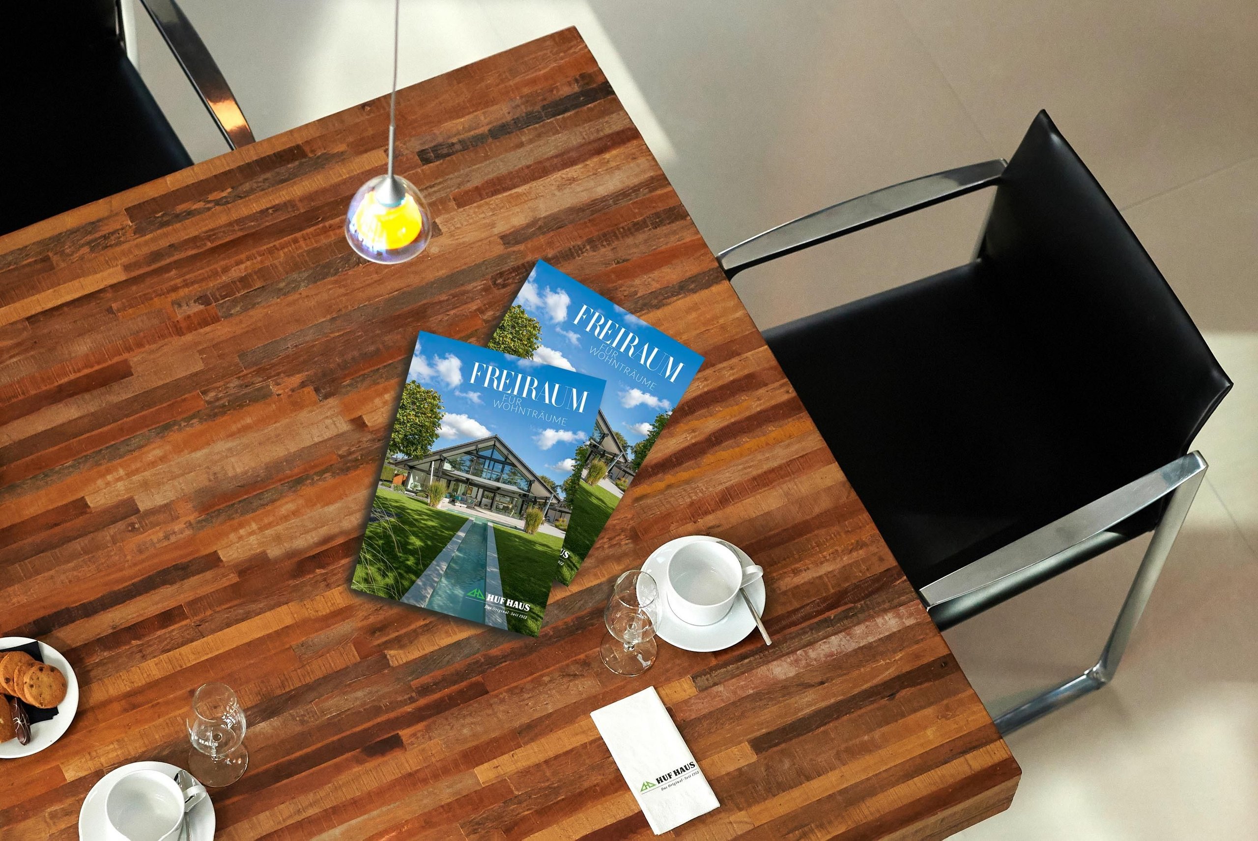 Moderne Tischszene mit Magazinen und Tasse Anrichten von einem Tisch mit Magazinen, Tassen und Gebäck